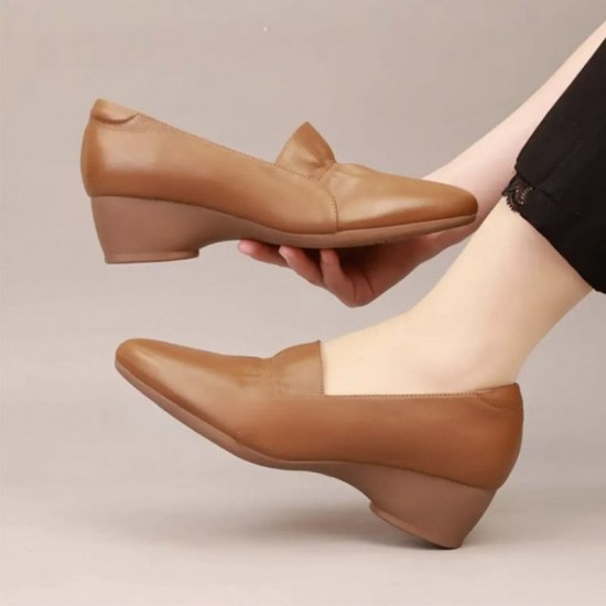 Bequeme Damenschuhe mit niedrigem Absatz aus Synthetikleder