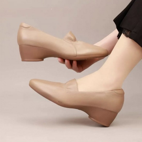 Bequeme Damenschuhe mit niedrigem Absatz aus Synthetikleder